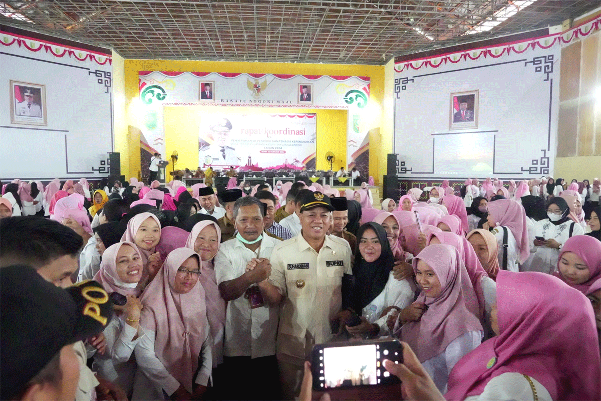 Bupati Kuansing bersama guru dan tenaga kesehatan yang diangkat jadi honor daerah