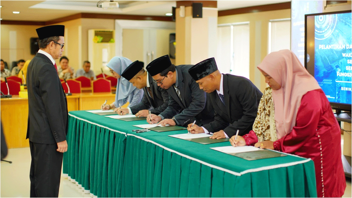 Rektor Universitas Andalas, Efa Yonnedi saksikan penandatanganan pelantikan oleh para pejabat yang dilantik