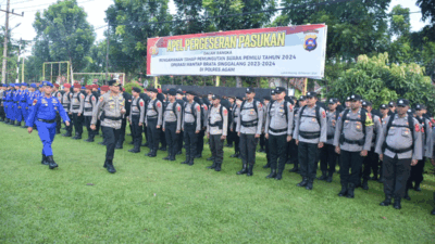 Kapolres periksa barisan saat apel