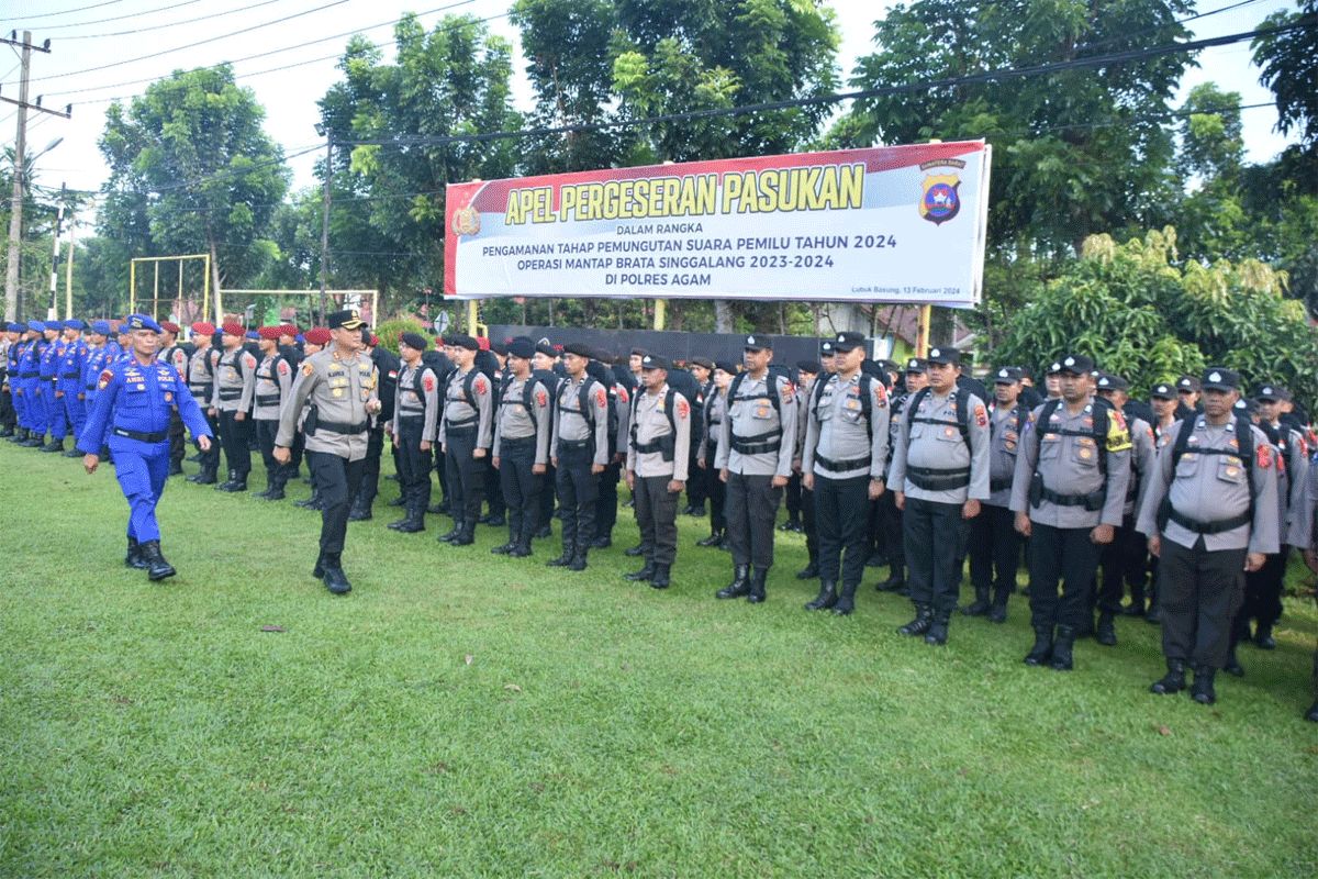 Kapolres periksa barisan saat apel