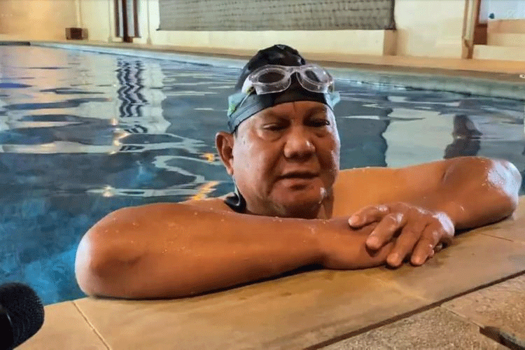 Prabowo di kolam renang. (ist)