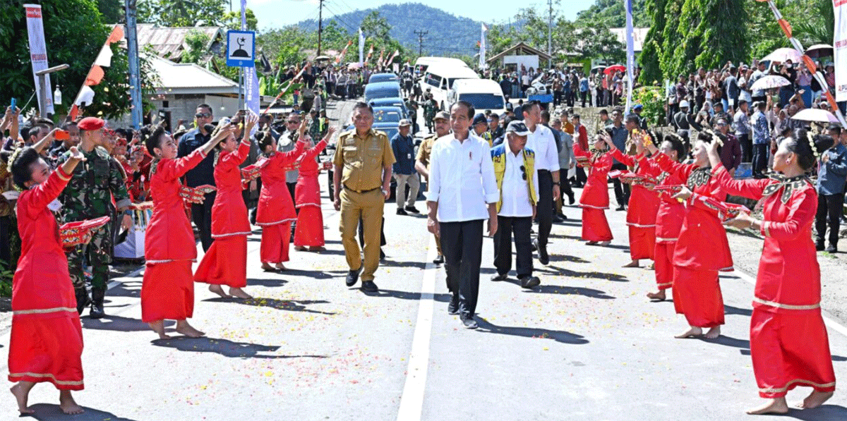 Presiden Joko Widodo, Jumat (23/2/2024) resmikan pelaksanaan Instruksi Jalan Daerah (IJD) di Sulawesi Utara. (BPMI Setpres/Kris)