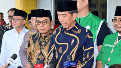 Presiden Joko Widodo menyampaikan keterangannya kepada awak media di Pelabuhan Tanjung Priok, Jakarta, Jumat (2/2/2024). BPMI Setpres/Muchlis Jr