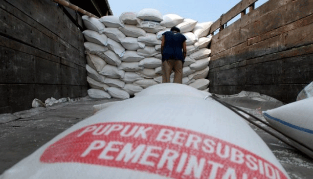 Pupuk bersubsidi yang disalurkan ke kelompok tani