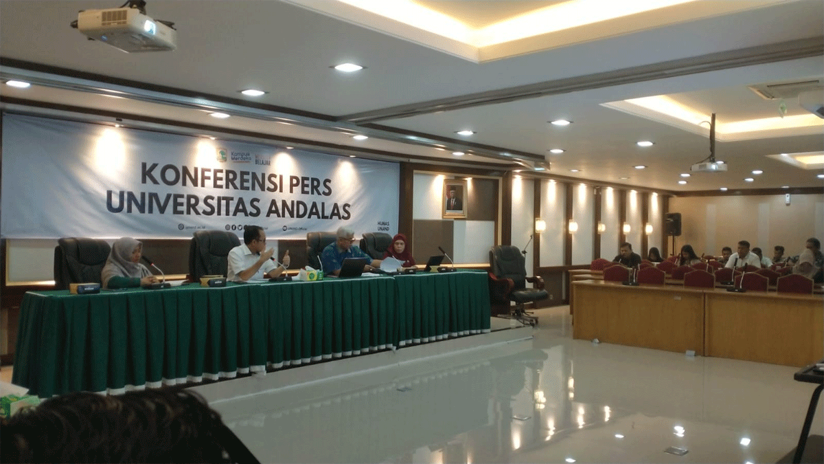Rektor Unand berikan keterangan pers terkait penerimaan mahasiswa baru.
