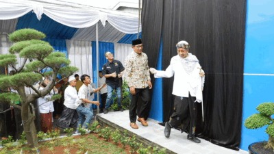 Ridwan Kamil tinjau peternakan terpadu di Balaraja