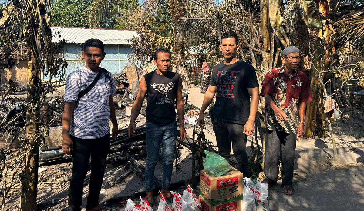 Polisi antar bantuan ke korban kebakaran