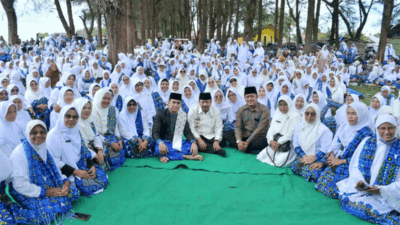Foto bersama di sela peringatan Isra Mi’raj yang digelar Badan Kontak Majelis Taklim Kecamatan Tanjung Mutiara, Kabupaten Agam di Pasia Tiku, Minggu (25/2/2024).