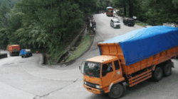 Truk melintasi tikungan tajam di Sitinjau Lauik