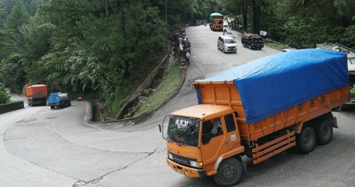 Truk melintasi tikungan tajam di Sitinjau Lauik