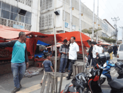 Waduh, Ada Pedagang Padang Panjang Berjualan di Trotoar, Pejalan Kaki Terganggu 12 Waduh, Ada Pedagang Padang Panjang Berjualan di Trotoar, Pejalan Kaki Terganggu
