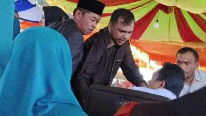 Bupati dan Wakil Bupati Rokan Hilir cekcok saat pelantikan pejabat sementara kepala desa. (istimewa/tangkapan layar)
