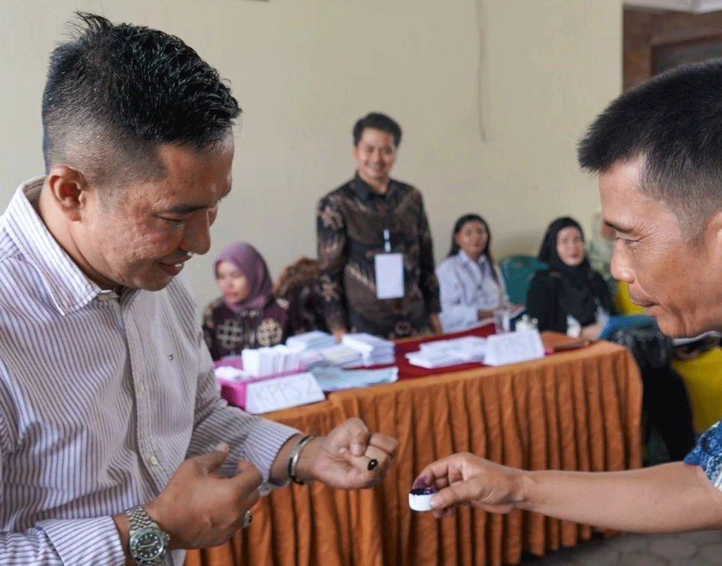 Wakil Wali Kota Padang celupkan jadi usai mencoblos. (prokopim)