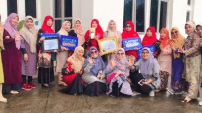 Kepala sekolah beserta jajaran usai menerima penghargaan