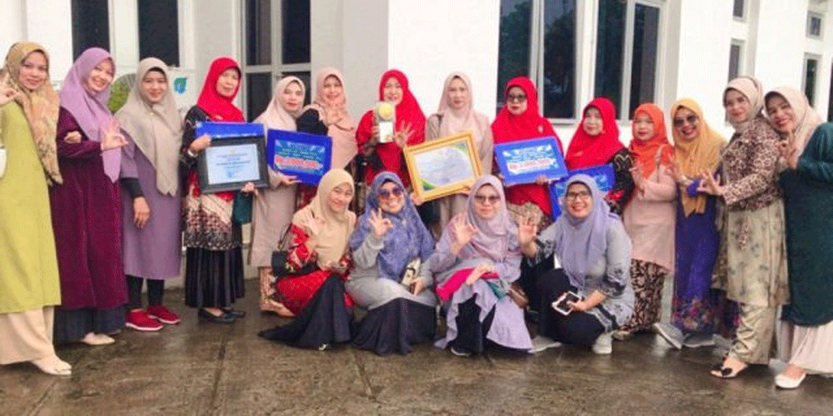 Kepala sekolah beserta jajaran usai menerima penghargaan