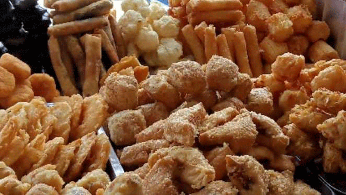 Aneka gorengan yang diburu masyarakat jelang berbuka puasa