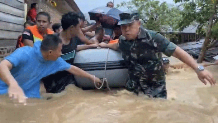Petugas dan warga evakuasi masyarakat korban banjir