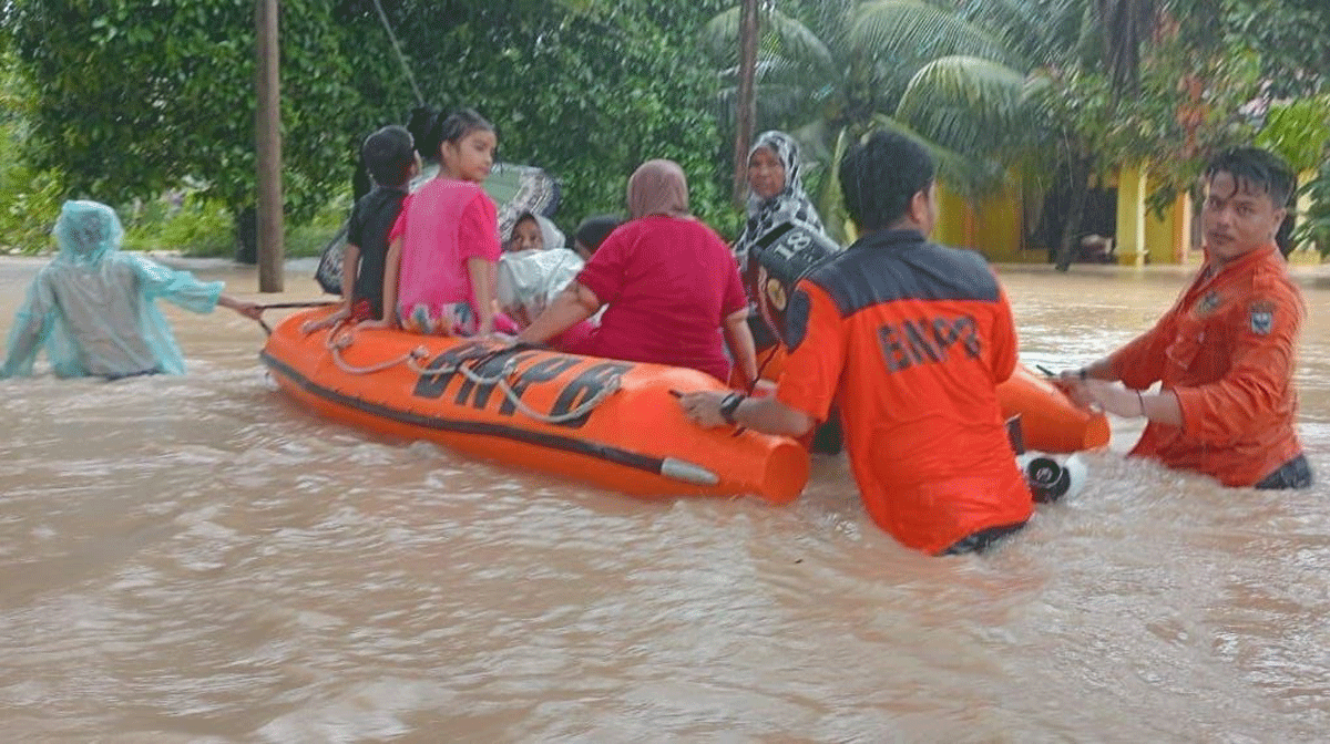 Personel BNPB evakuasi korban banjir. (bnpb)