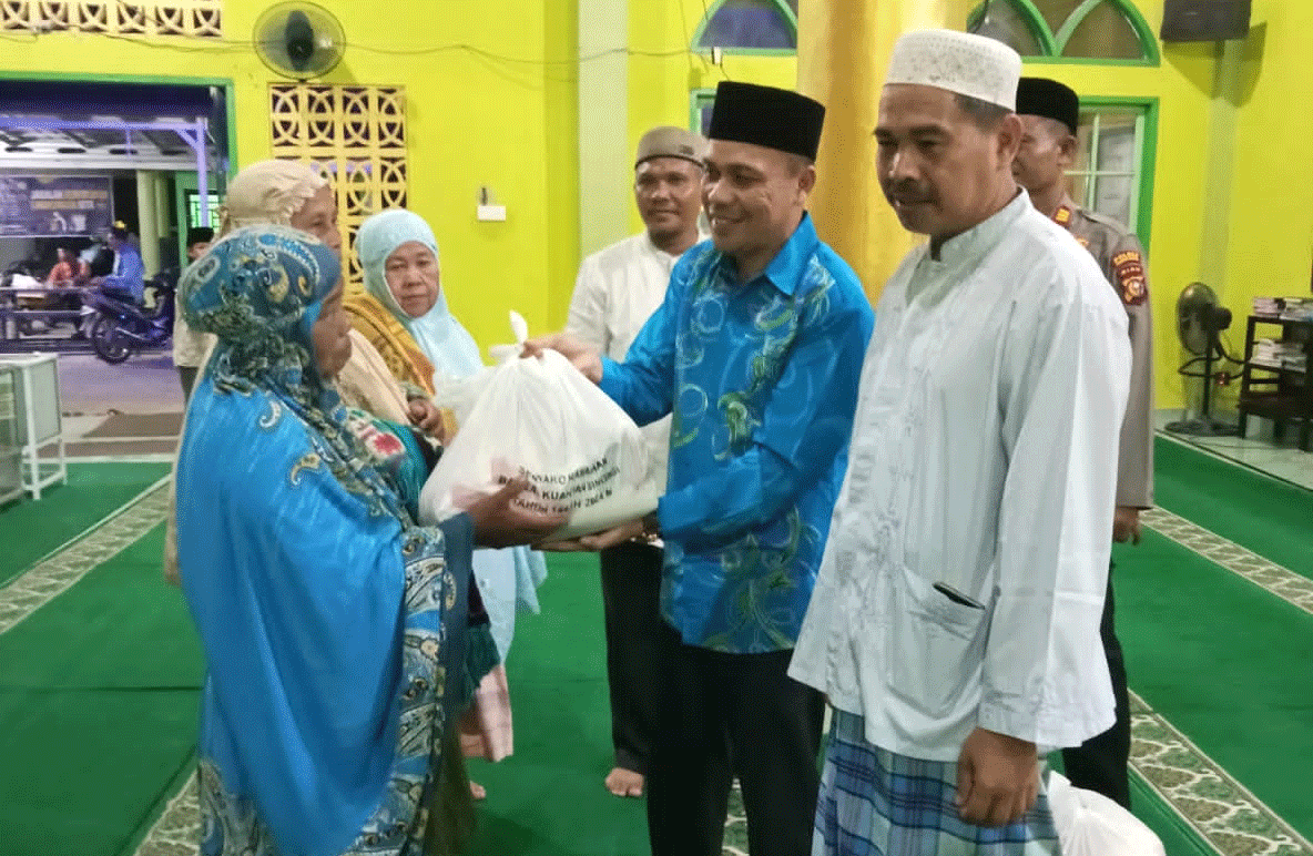 Penyerahan bantuan pada warga kurang mampu