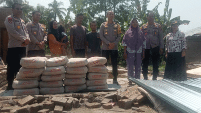 Penyerahan bantuan semen pada korban angin puting beliung