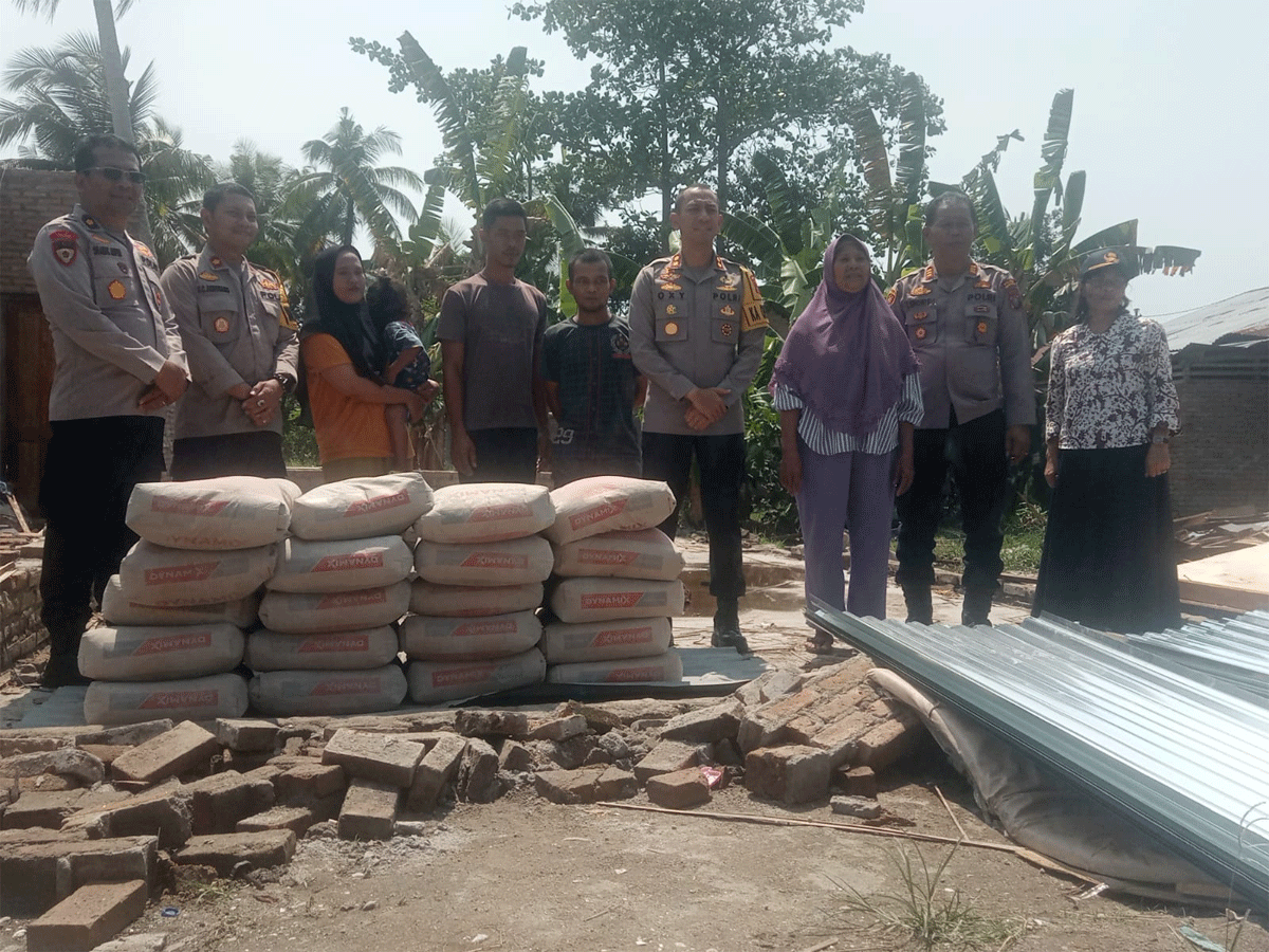 Penyerahan bantuan semen pada korban angin puting beliung