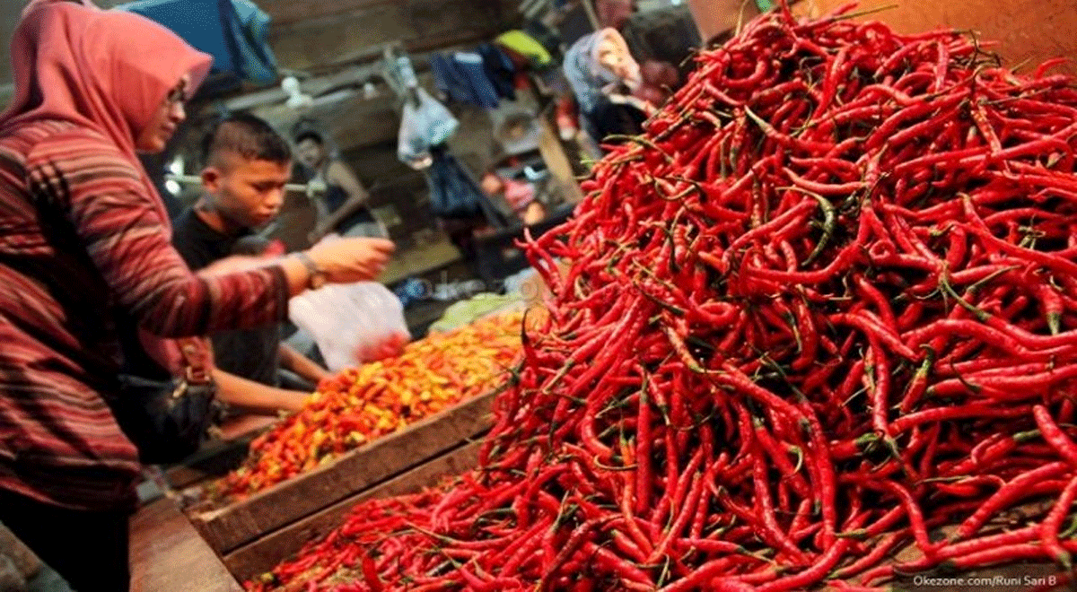 Warga beli cabai di pasar. (okezone)
