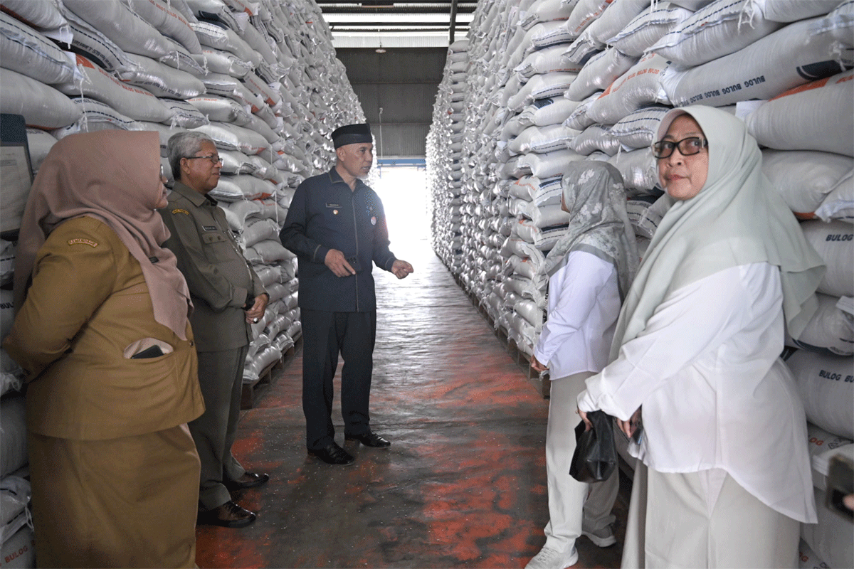 Gubernur Mahyeldi cek ketersediaan beras di gudang Bulog, Padang. (Biro Adpim)