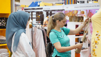 Seorang bule kunjungi stand Tanah Datar di pameran kerajinan tangan International Handicraft Trade Fair (Inacraft 2024). (prokopim)