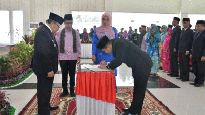 Pejabat yang dilantik tanda tangani berita acara pelantikan