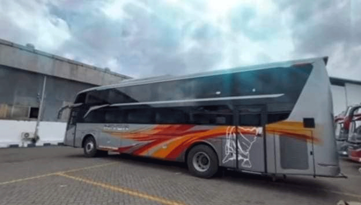 Salah satu armada dream coach PO Miyor. (facebook)