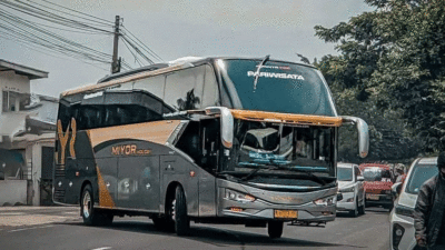 Salah satu bus Miyor hasil rakitan karoseri Tentrem.