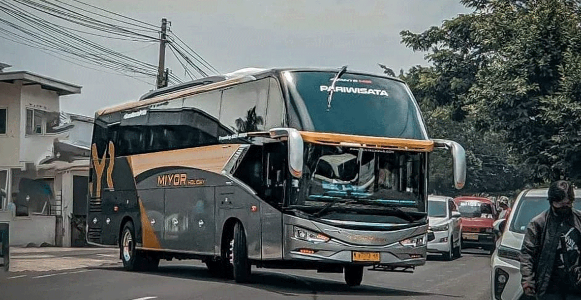 Salah satu bus Miyor hasil rakitan karoseri Tentrem.