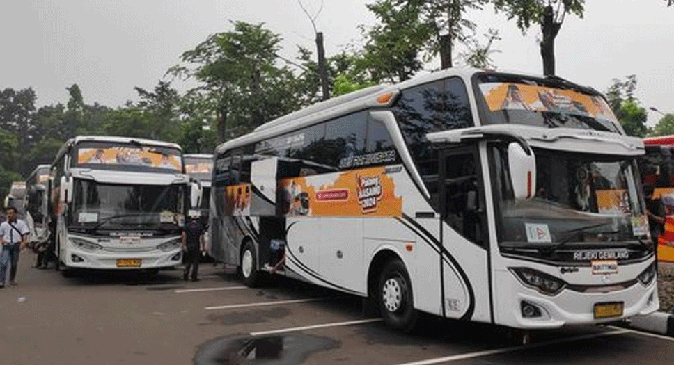 Perantau Minang pulang basamo dengan puluhan bus yang diberangkatkan dari Jakarta. (detikcom)