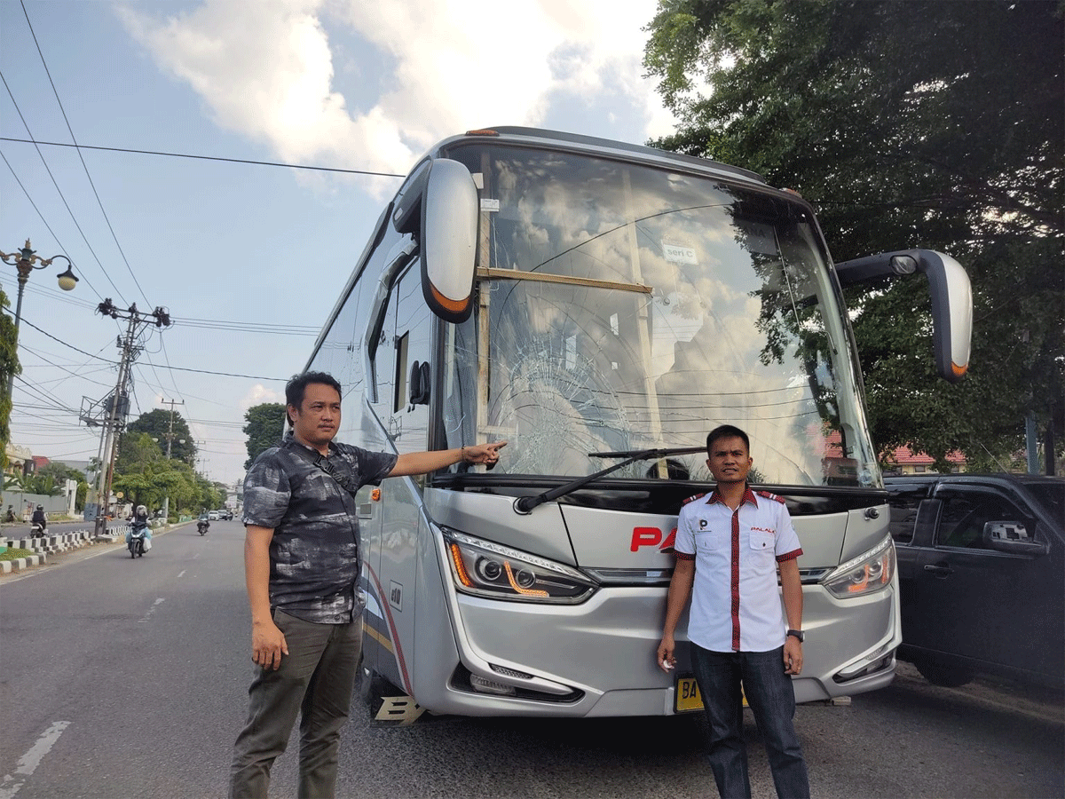 Bus Palala yang jadi korban pelemparan batu (YouTube Yudi Kota Lintas)