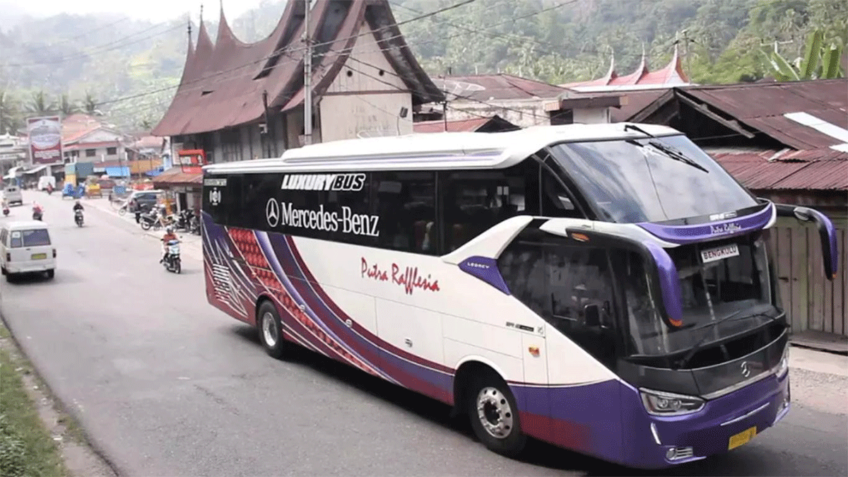 Sebuah armada PO Putra Raflesia. (harga tiket)