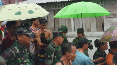 Petugas datangi lokasi banjir dan bantu evakuasi warga