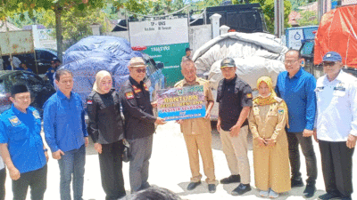 Bupati Solok serahkan bantuan bagi korban bencana di Pessel.