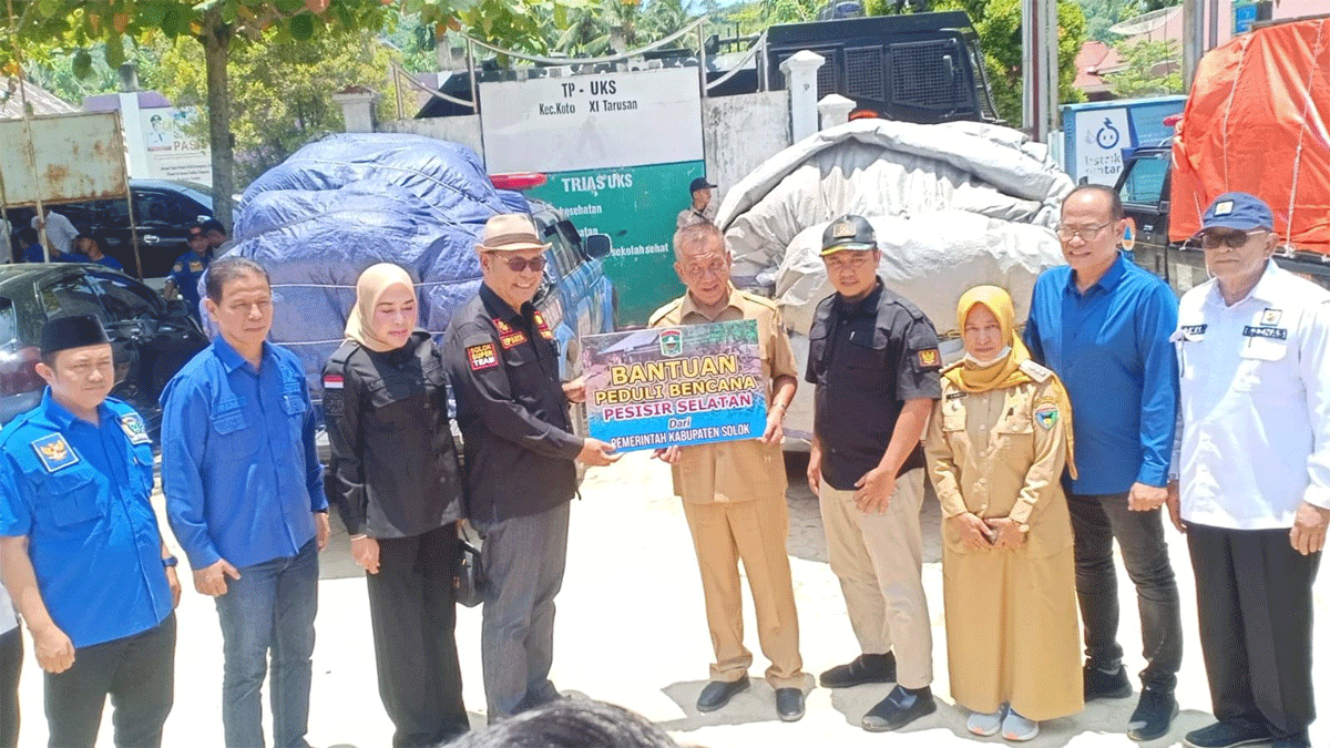 Bupati Solok serahkan bantuan bagi korban bencana di Pessel.