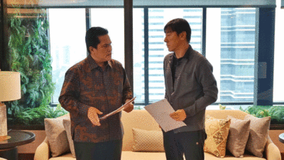 Ketua Umum PSSI, Erick Thohir dan pelatih timnas, Shin Tae-yong. (pssi)