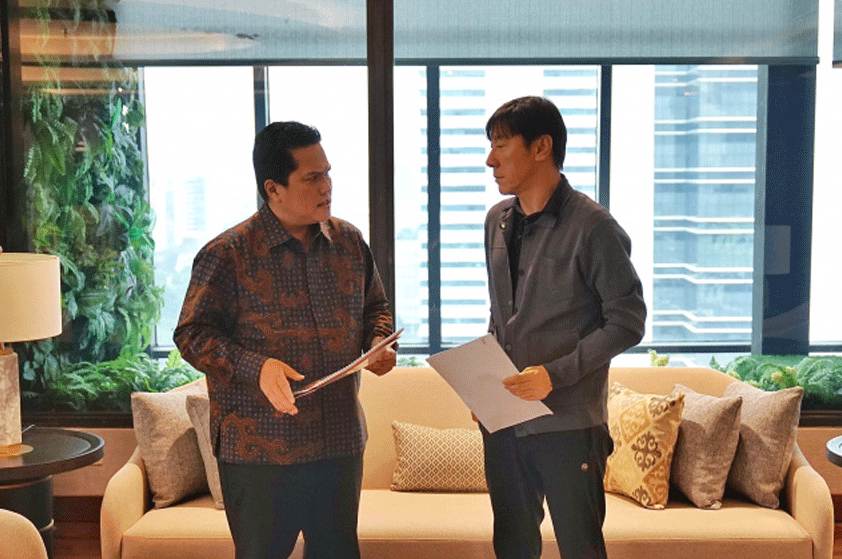 Ketua Umum PSSI, Erick Thohir dan pelatih timnas, Shin Tae-yong. (pssi)