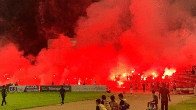 Suporter Nyalakan Flare, Duel Semen Padang dan PSBS Biak Dihentikan