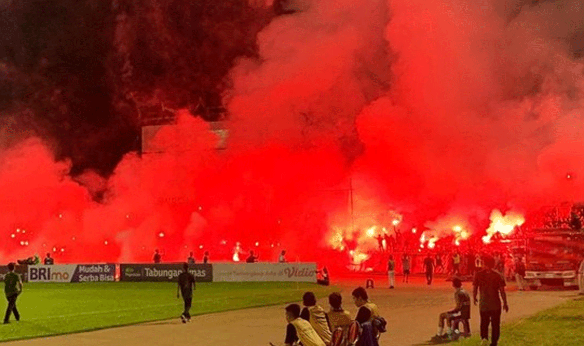 Pertandingan antara Semen Padang FC dengan PSBS Biak dihentikan karena penonton menyalakan flare di Stadion Agus Salim, Padang, Sabtu (9/3/2024).