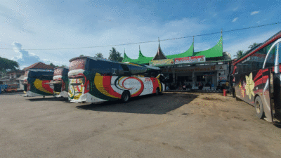 Bus Sumbar di rumah makan. (hyeabis)