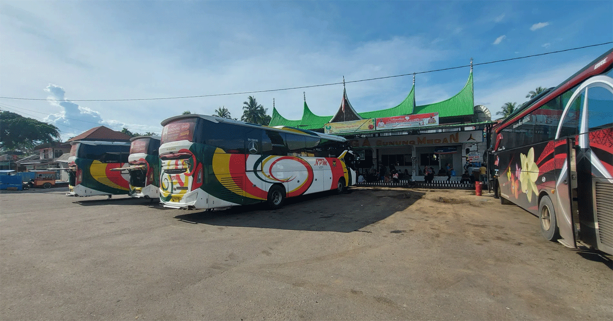 Bus Sumbar di rumah makan. (hyeabis)