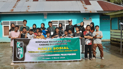 Foto bersama di sela bakti sosial
