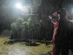 Padang Dikepung Banjir, Ratusan Warga Kampung Durian Mengungsi ke Masjid