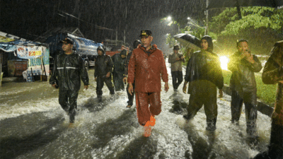 Gubernur Mahyeldi tinjau daerah yang dilanda banjir di Padang. (Biro Adpim)