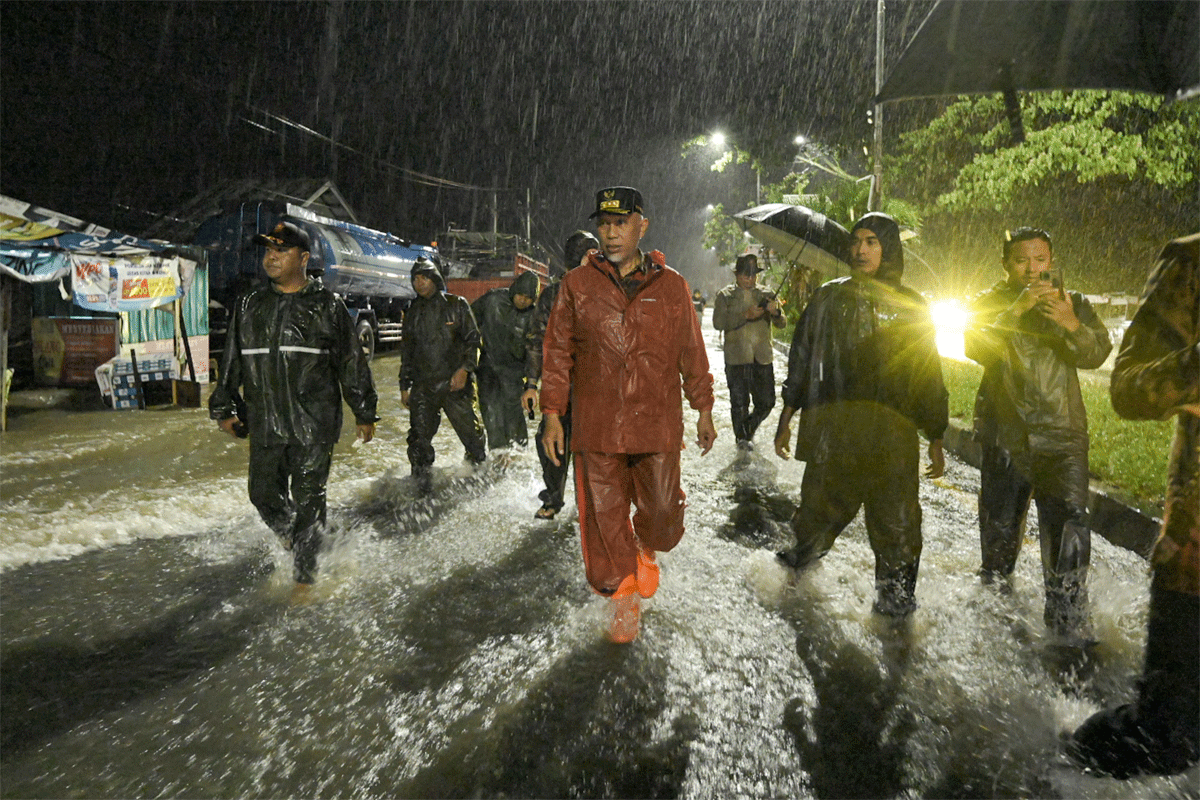 Gubernur Mahyeldi tinjau daerah yang dilanda banjir di Padang. (Biro Adpim)