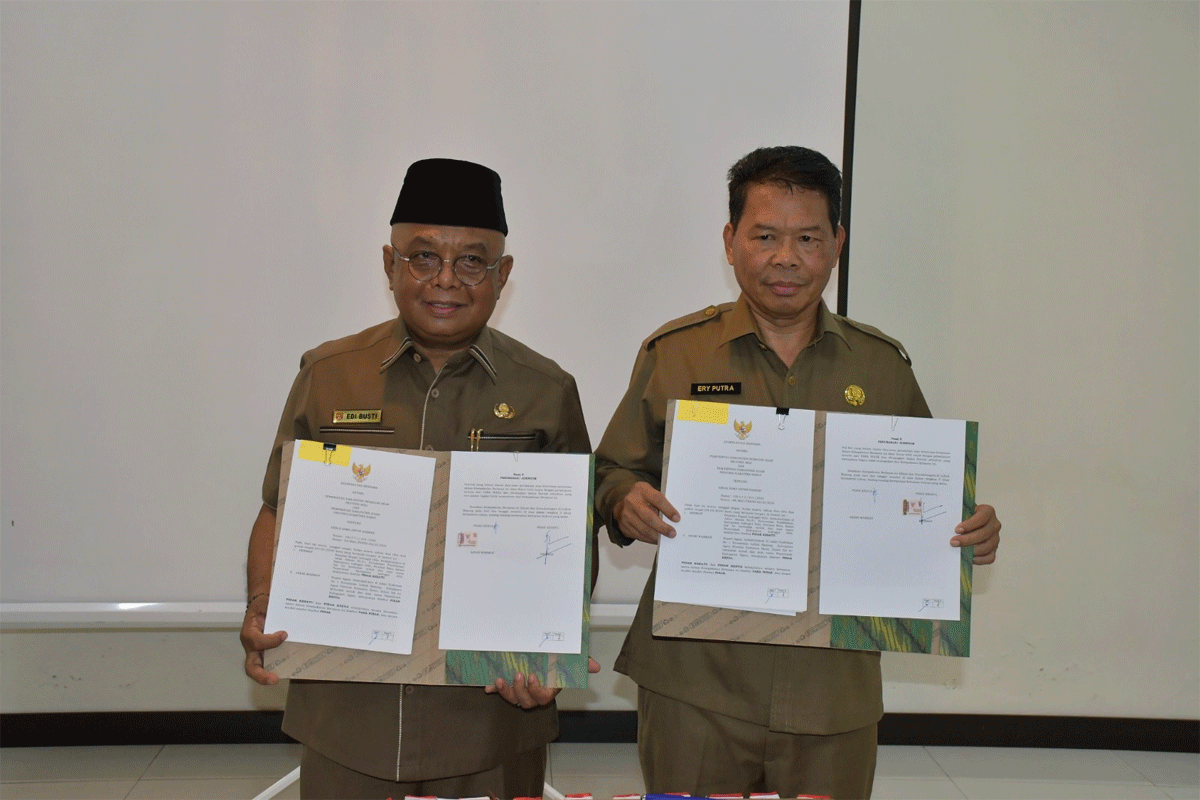 Dua sekda tunjukkan kerja sama antardaerah yang telah ditandatangani.