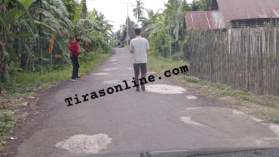 Ruas jalan di Nias yang ditambal sulam